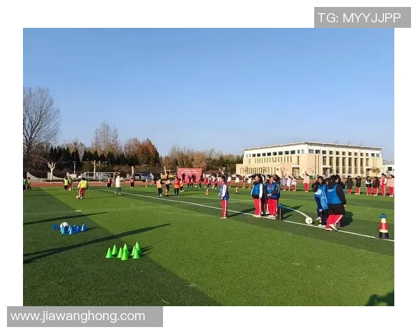 球星与小球迷在绿茵场上共同追梦温馨互动打造足球梦想的奇妙时刻